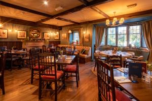 um restaurante com mesas e cadeiras em uma sala em Prince of Burford em Burford