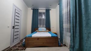 Postel nebo postele na pokoji v ubytování Tündük Guest House, Karakol