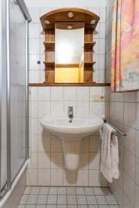 een badkamer met een wastafel en een spiegel bij Waldhauser Hof in Schönau am Königssee