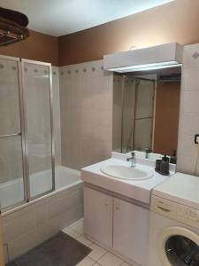 Kúpeľňa v ubytovaní Lyon 8 Grange Blanche Appartement calme de 50 m²