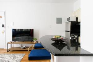 TV i/ili zabavni centar u objektu 26-3B 1BR prime gramercy WD in unit Courtyard