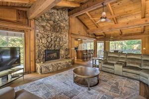 TV a/nebo společenská místnost v ubytování Ski and Soak Hot Tub Haven in Tahoe City!