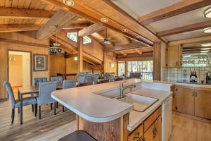 Ảnh trong thư viện ảnh của Ski and Soak Hot Tub Haven in Tahoe City! ở Tahoe City +20 ảnh