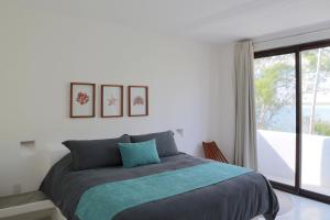 1 dormitorio con cama y ventana grande en Casa Marivan, Private Pier, Free Paddle Boards & Kayac en Bacalar