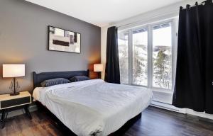 Giường trong phòng chung tại 569 chemin du Hibou