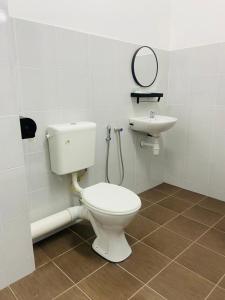 La salle de bains est pourvue de toilettes et d'un lavabo. dans l'établissement I-STAY 01 JK Roomstay, à Kampong Bemban