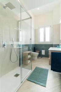 een badkamer met een douche, een toilet en een wastafel bij Casa Ventidue in Sant'Agnello