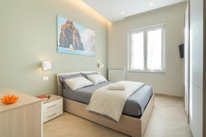 een kleine slaapkamer met een bed en een raam bij Casa Ventidue in Sant'Agnello