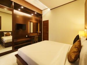 Postel nebo postele na pokoji v ubytování Yulia Beach Inn Kuta