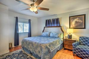 1 dormitorio con 1 cama y ventilador de techo en Serene Blue Cottage on Majestic Acres Ranch, 