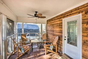 porche con mecedoras y ventilador de techo en Serene Blue Cottage on Majestic Acres Ranch, 