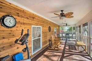 un gimnasio con paredes de madera y un reloj en la pared en Serene Blue Cottage on Majestic Acres Ranch, 