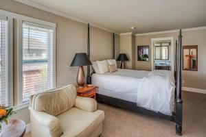 ein Schlafzimmer mit einem Bett, einem Sofa und einem Stuhl in der Unterkunft Cannon Beach Hotel Collection in Cannon Beach