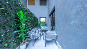 patio z krzesłami i roślinami w budynku w obiekcie Mabaat - Qurtuba - 459 w Rijadzie