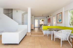 un soggiorno con tavolo e sedie di Luxury villa in front of the beach ONA a Calella de Palafrugell