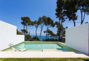 basen z widokiem na ocean z domu w obiekcie Luxury villa in front of the beach ONA w mieście Calella de Palafrugell