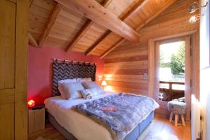 una camera con un letto in una casa di legno di Appartement Noel Martin - 3 chambres a Les Deux Alpes