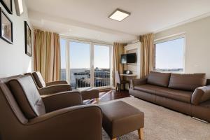ヘルゴラントにあるHotel Rickmers' Insulanerのリビングルーム(ソファ、椅子、テレビ付)