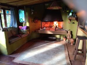 una sala de estar con chimenea en una casa en El Encuentro - Casa para 12 personas en Maldonado