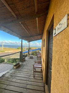 un portico con panchine sul lato di un edificio di Posada Biarritz a Canelones