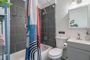 un bagno con un water, una vasca e un lavandino di Unique, Charming & Cozy House in St. Petersburg a St Petersburg Altre 31 foto