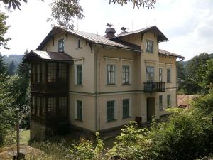 duży dom na szczycie wzgórza w obiekcie Villa Astrid w Jańskich Łaźniach