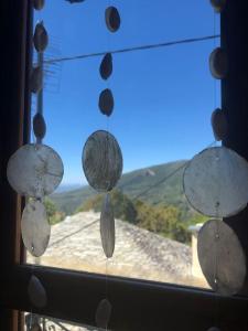 uma janela com vista para uma montanha em Joy's House em Agios Lavrentios