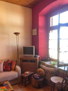 sala de estar con sofá y TV en Joy's House, en Agios Lavredios