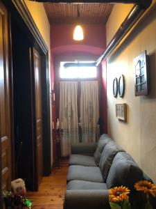 sala de estar con sofá en una habitación en Joy's House, en Agios Lavredios