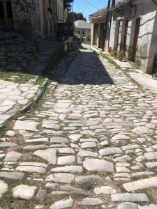 una calle adoquinada con adoquines en Joy's House, en Agios Lavredios