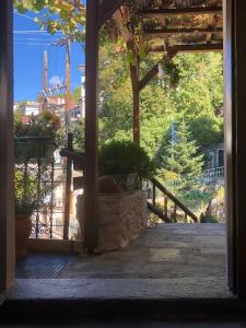 uma porta aberta para um alpendre com vista em Joy's House em Agios Lavrentios