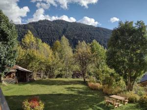 un parque con un banco en medio de un campo en CASA VIDI, en Madonna di Campiglio