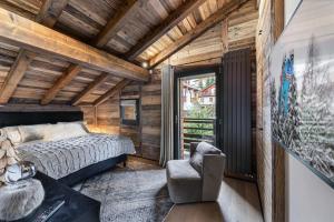um quarto com uma cama, uma cadeira e uma janela em Perfect for moments with friends or family em Oberstaufen