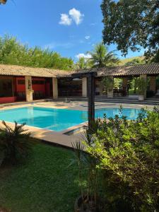 a swimming pool in the yard of a resort at Casa de Campo sítio NSra Aparecida 