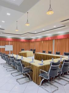 una sala conferenze con tavoli e sedie lunghi di LEYSHOF HOTEL a Mwanza
