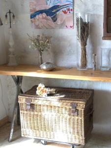 un tavolo con un cesto di vimini sotto un tavolo con un cesto di Mas Du Petit Claux a Barbentane
