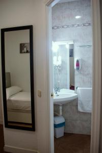 Ένα μπάνιο στο Hostal Ártico