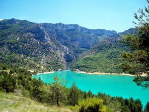 a view of a blue lake in the mountains at Appartement loft Manosque in Manosque