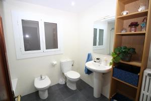 a bathroom with a toilet and a sink at Nuevo Balmes Habitaciones in Barcelona