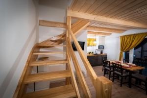 escalera de madera en una sala de estar con mesa en Domki na Stoku, en Wisła