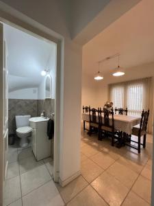聖胡安的住宿－Duplex Céntrico TaLau，厨房以及带桌子和卫生间的用餐室。