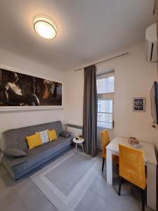 salon z kanapą i stołem w obiekcie Witrina Apartments w Zagrzebiu +28 zdjęć