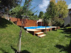 una piscina en un patio junto a una pared de ladrillo en Casa Caballito Azul en Balneario Mar Azul