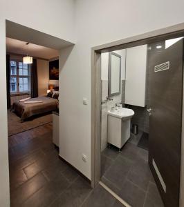 Pokój z łazienką z umywalką i łóżkiem w obiekcie Witrina Apartments w Zagrzebiu