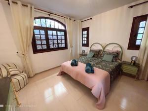 - une chambre avec un lit et une fenêtre dans l'établissement Villa Sally, à Adeje