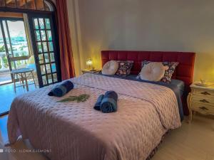 - une chambre avec un lit et des serviettes bleues dans l'établissement Villa Sally, à Adeje