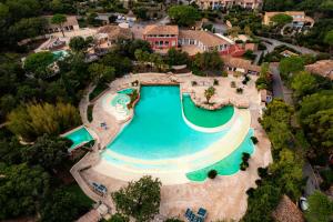 Der Swimmingpool an oder in der Nähe von Villa Belle Époque - Welkeys