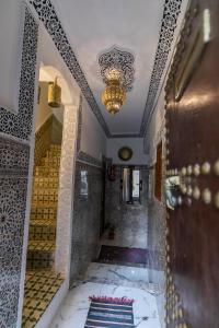 un couloir d'un bâtiment avec un lustre dans l'établissement Riad bel kaid fes, à Fès