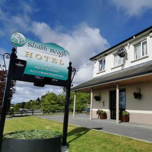 um sinal para um hotel em frente a um edifício em Sliabh Beagh Hotel em Monaghan