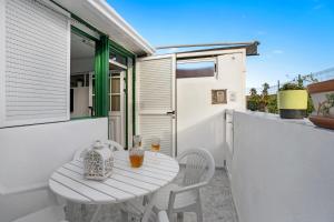 a white table and chairs on a balcony at Apartamento Poris in Arico